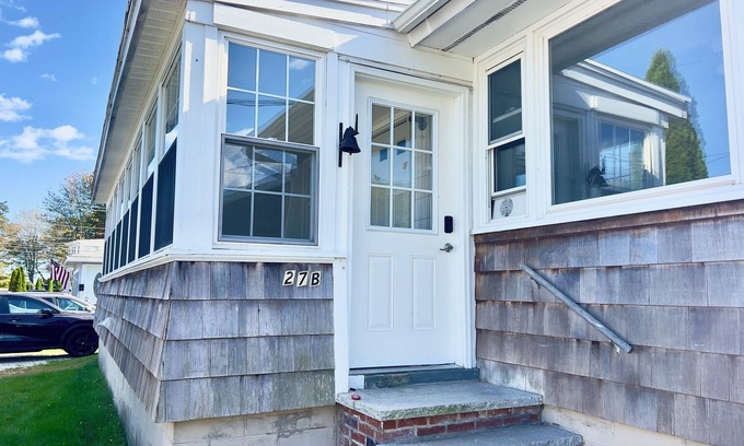 Ocean Park Condo | Cozy 2-bedroom, 1-bathroom condo, two short blocks from the beach!