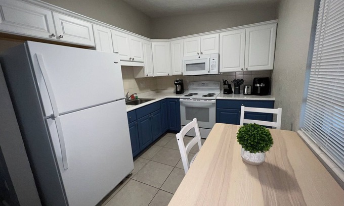 Bradenton Apartment | Cozy 2 bedroom/1 bath short drive to Anna Maria Island