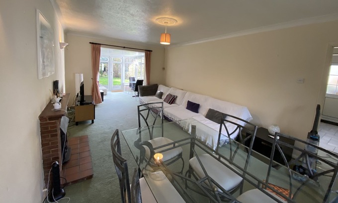 Claygate House | Cozy 2 bedroom 2 bathroom cottage with large garden in tranquil setting