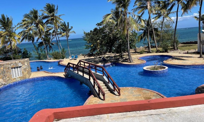 Shanzu Apartment | Cozy 2-bedroom beachfront villa-Lamera