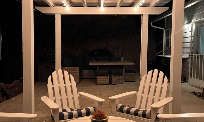 Sunland Estates House | Cozy 2-bedroom cliff-side house with AC & WiFi close to the Gorge Amphitheater.