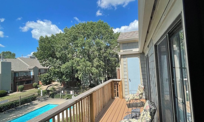 Shawnee Condo | Cozy 2-bedroom condo overlooking pool area in lovely Shawnee