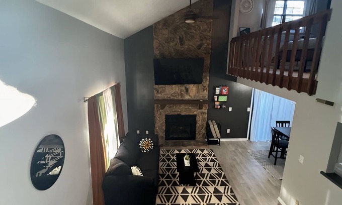 Beavercreek Condo | Cozy 2-bedroom condo with fireplace, WiFi, AC in charming Fairborn