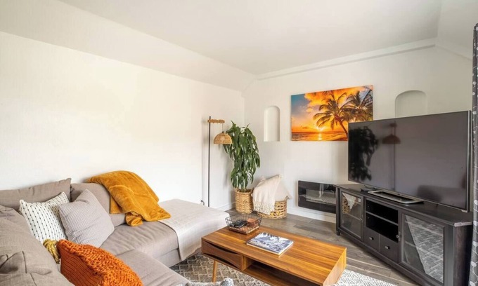 Middletown Cottage | Cozy 2 Bedroom Cottage with Bay View