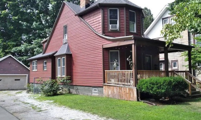 Highland Square Apartment | Cozy 2 bedroom in Highland Square, pets welcome!