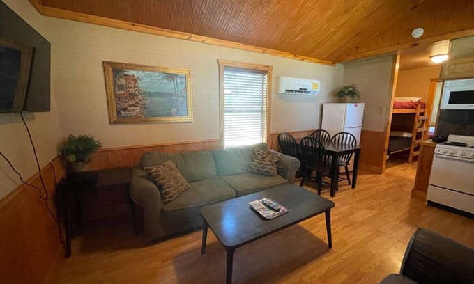 Pottsboro Cabin | Cozy 2 Bedroom Lakeview Cabin: Cabin A