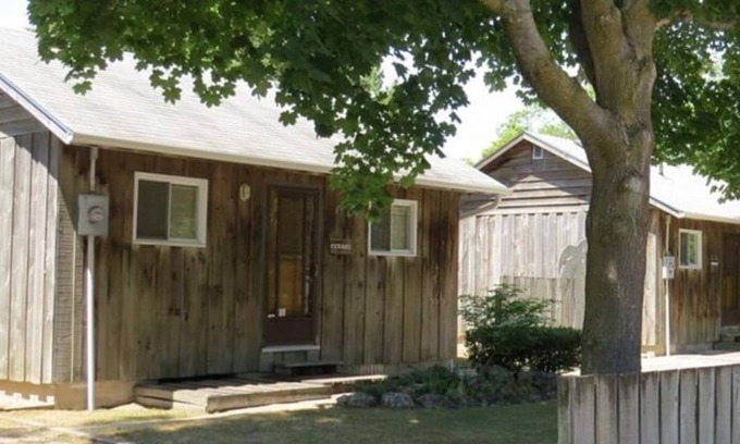 Sauble Beach Cottage | Cozy 2 Bedroom Located In The Heart Of Downtown Sauble