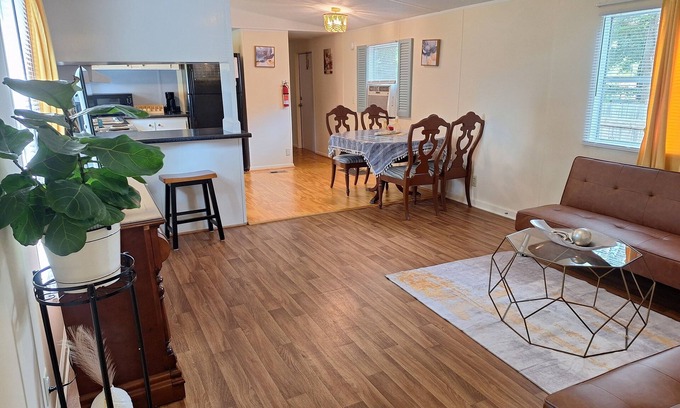 Hinesville House | Cozy 2-bedroom mobile home in charming Hinesville with WiFi, AC