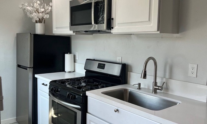 Fullerton Apartment | Cozy 2 Bedroom- Retreat in Fullerton