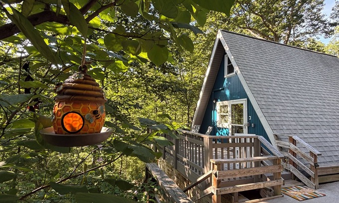 Mount Jackson Cabin | Cozy 2-bedroom tiny cabin with roomy loft, AC, and fire pit near Bryce Resort