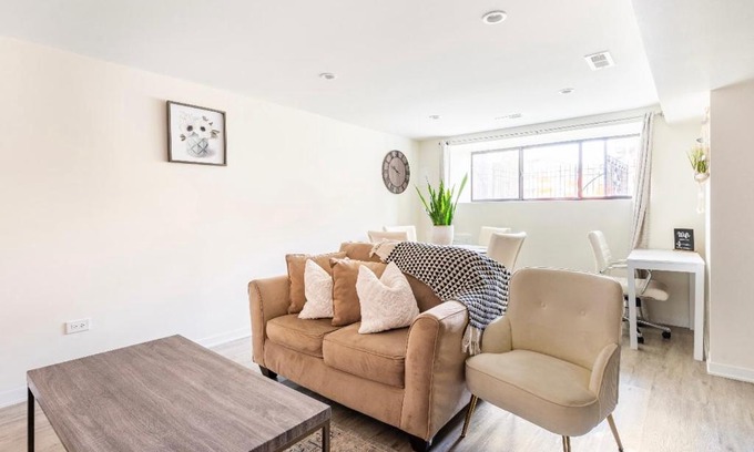 East Garfield Park Apartment | Cozy 2 brm apartment mins away from United Center