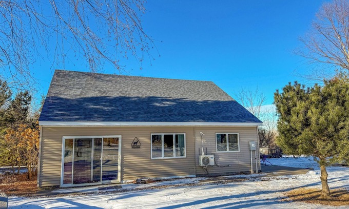Wabasha Cabin | Cozy 2 story cabin with 1 bedroom on the bluffs above Wabasha