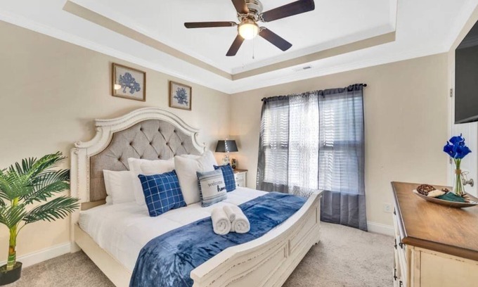 Concord House | Cozy 2B Townhouse King Bed/Jacuzzi/TV in BRs