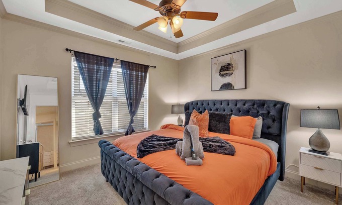 Concord House | Cozy 2B Townhouse - King Bed