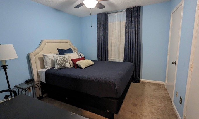 Greensboro Condo | Cozy 2BR/1BA Condo with Modern Furnishings, High-Speed Wi-Fi, In-Unit Laundry