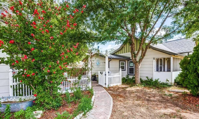 Roanoke House | Cozy 2BR, 2Bath Cottage in the heart of Roanoke, walking distance to Oak Street.