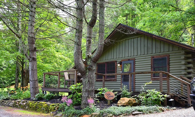 Topton Cabin | Cozy 2BR Lake Cabin – Dock, Hot Tub, Views -Lake Nantahala