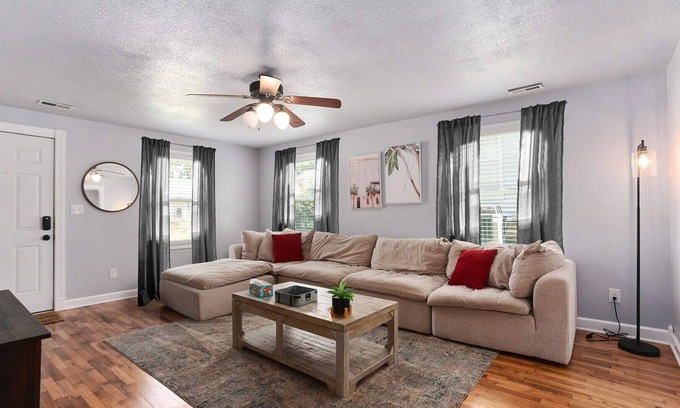 Warrensburg House | Cozy 2BR Near UCM King Beds|Family Friendly