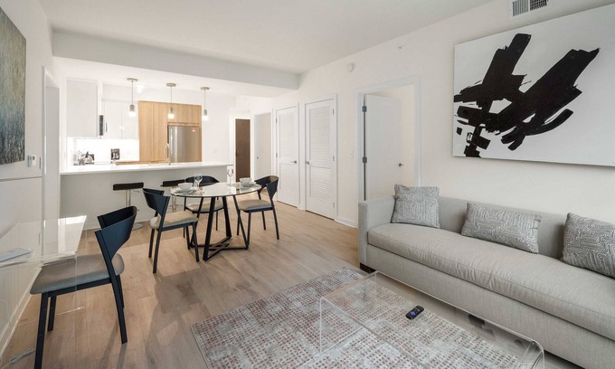 NoMa Hotel | Cozy 2BR nr Metro | Keyless Entry, 24hr Concierge & Gym