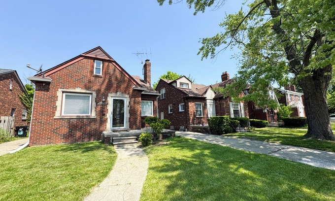 Detroit House | Cozy 3 Bed 15 Minutes from downtown! New Furniture