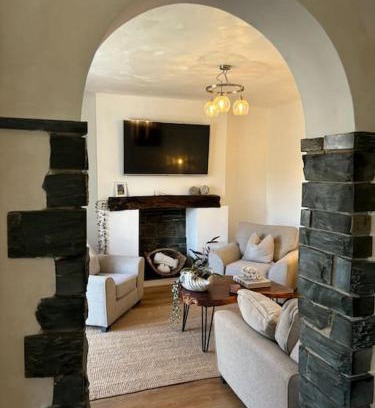 Rhyd-y-foel House | Cozy 3-Bed Cottage with Hot Tub