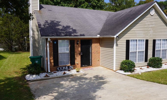 Ellenwood House | Cozy 3 BEDROOM 20 minutes from ATLANTA AIRPORT