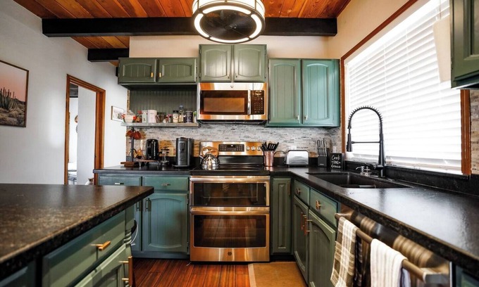 Rimrock Cabin | Cozy 3 Bedroom Cabin, Epic Views!