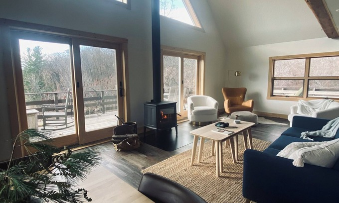 Viola Cabin | Cozy 3-bedroom cabin in the delightful Driftless area of Wisconsin with WiFi, AC