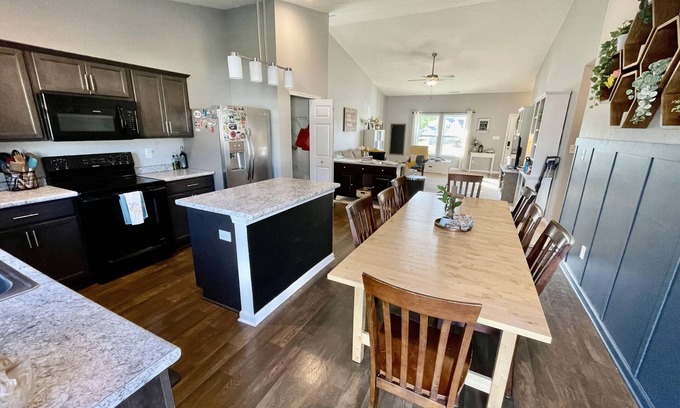 Ellettsville House | Cozy 3 Bedroom Home - 10 min from IU's campus & downtown Bloomington