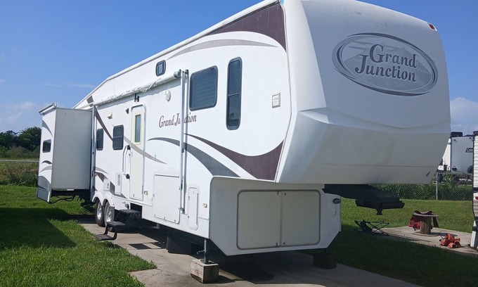 Dickinson House | Cozy 34 Foot RV In San Leon, TX, Near Galveston Bay, With Washer And Dryer