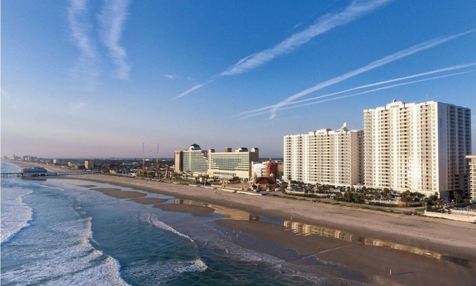 Smith's Memento Resort | Cozy 3BD/2Bath Daytona Suite - Pools, Lazy River, Bar, Slides