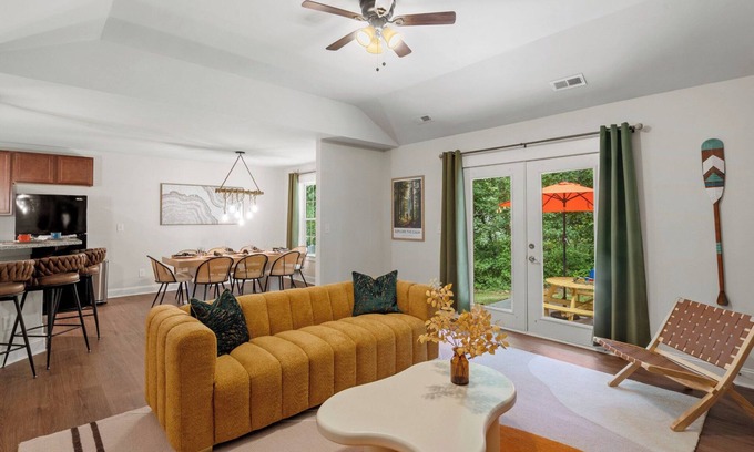 Paw Creek House | Cozy 3BD w/ Backyard BBQ & Patio - 15 Mins Downtown