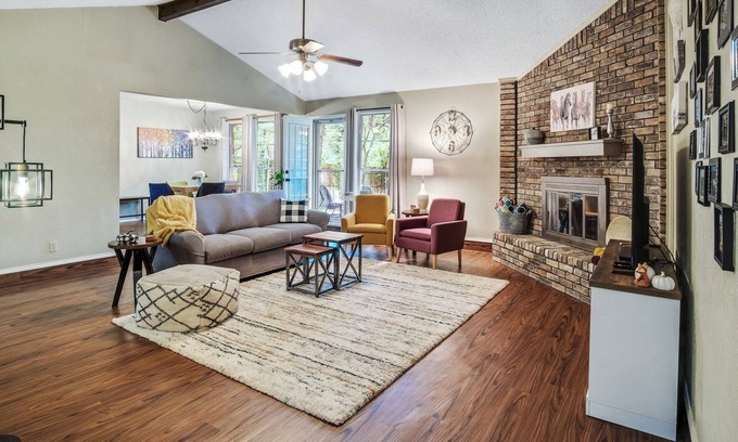 Southwest Arlington House | Cozy 3BR Kid & Dog Friendly Home In Central Location! by RedAwning