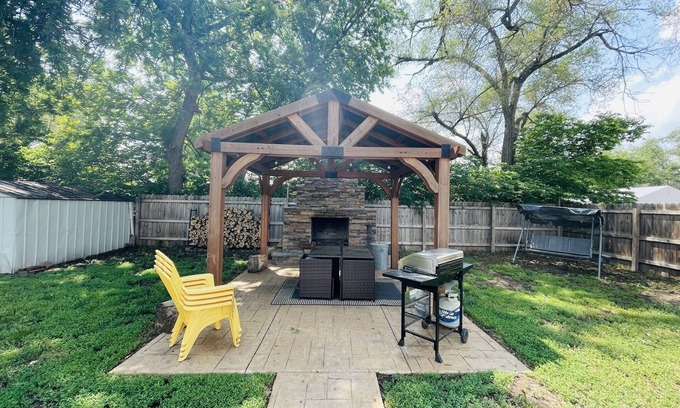 Salina House | Cozy 3BR, Theater Room & FirepitnNo Cleaning Fee!