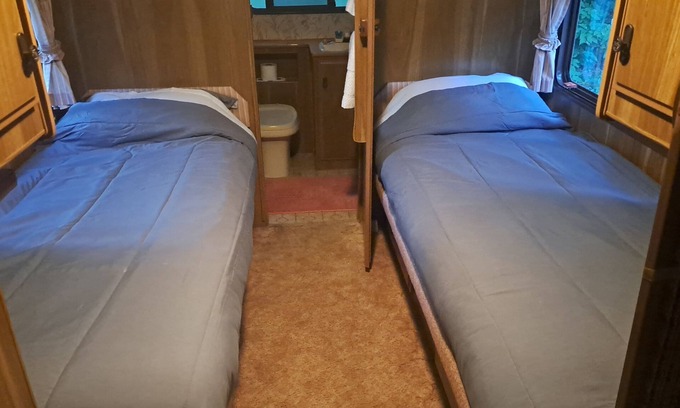 Cloquet RV Rental | Cozy 4-bed camper with AC and WiFi in fabulous Cloquet Lake access near⛳️