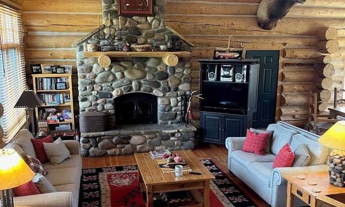 Big Sky Cabin | Cozy 4-bedroom cabin in awesome Big Sky with Hot Tub!