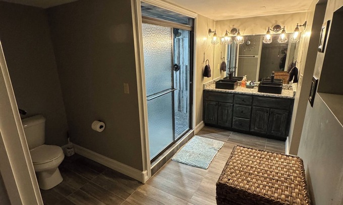 Bronston House | Cozy 4-bedroom house with AC and WiFi in pleasant Bronston