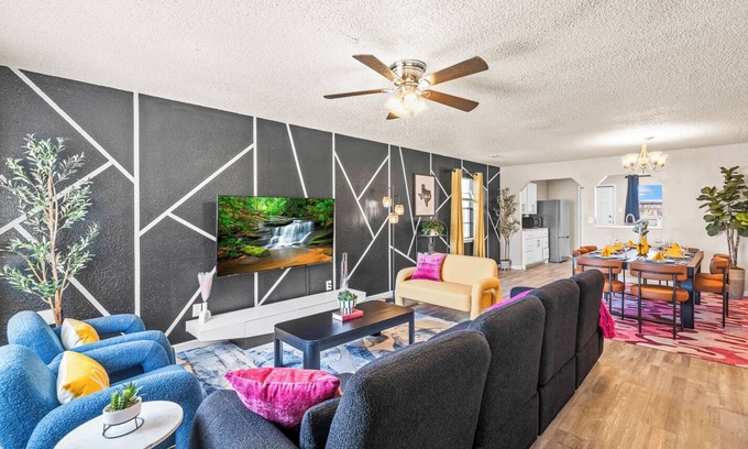North by Northwest House | Cozy 4BD - Fire Pit & BBQ - 10 Min from Downtown