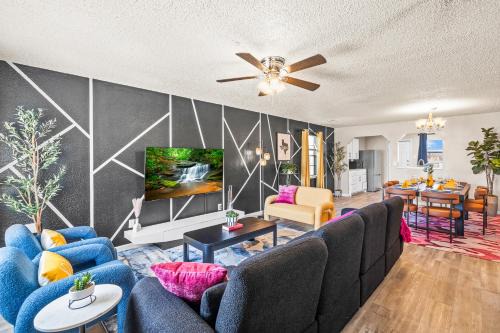 North by Northwest House | Cozy 4BD - Fire Pit & BBQ - 10 Min from Downtown
