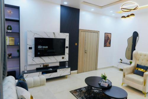 Port Harcourt Apartment | COZY 4BR Duplex Apartment with Starlink WIFI, PS5, and 4mins to GRA