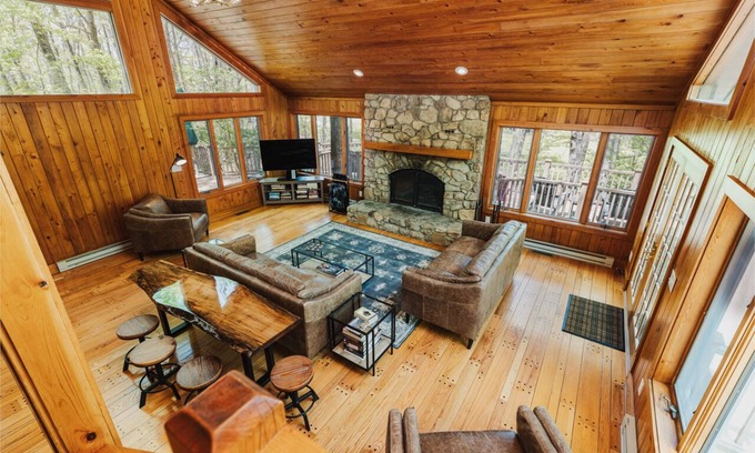 Chestnut Springs House | Cozy 5-bedroom home for large gatherings.