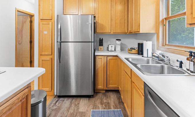 Merriam Park House | Cozy 6-bedroom house inSaint Paul, MN w/Karaoke, Game Room, Projector