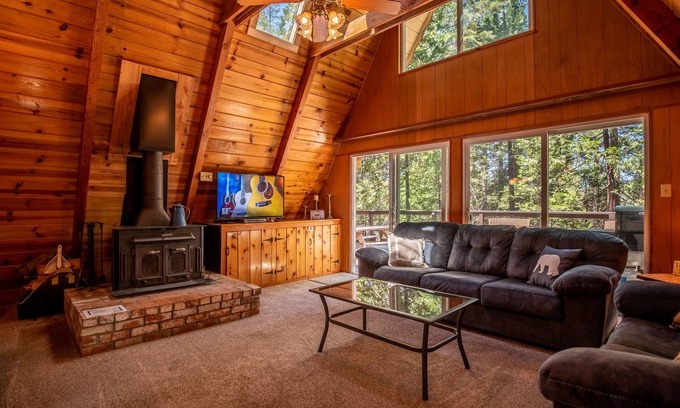 Altaville Cabin | Cozy A-Frame Cabin w/Lake Access & Dog Friendly