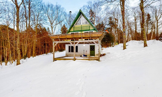 Waitsfield House | Cozy A-frame with loft, deck and easy ski access