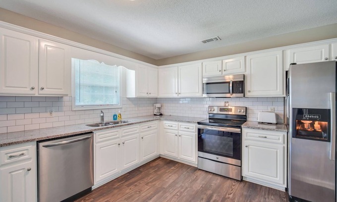 Statesboro House | Cozy and Contemporary Villa 1 Mile From GSU