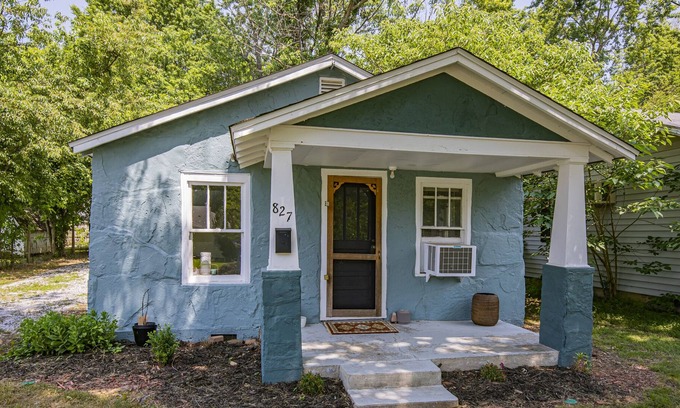 Siloam Springs House | Cozy and Convenient 2 Br 1 Bath Bungalow n the heart of Downtown Siloam Springs