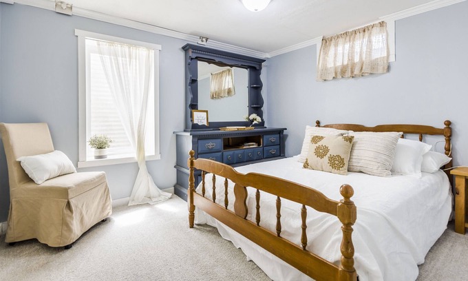 Manhattan Cottage | Cozy and cute! Quick access to Manhattan Amenities