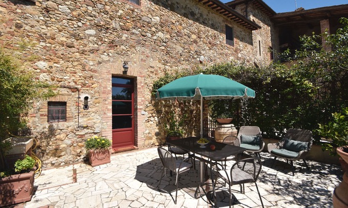 Villa Parigini House | Cozy apartment in Chianti Villa, large pool, wi-fi, A/C, minutes from Siena