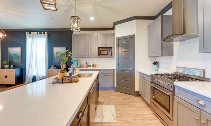 Arabi House | Cozy Arabi Home w/Yard ~ 6 Mi to French Quarter!