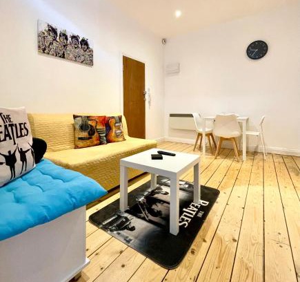 North Kensington Apartment | Cozy Balcony Flat With Canal View